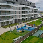 アパート With 2 Bedrooms & Parking By Renters