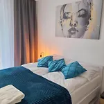 With 2 Bedrooms & Parking By Renters アパート