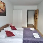 With 2 Bedrooms & Parking By Renters * ヴロツワフ