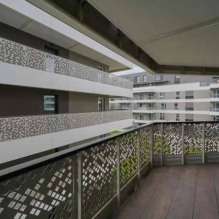 With 2 Bedrooms & Parking By Renters * Breslau