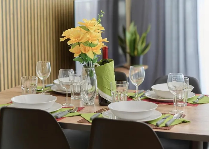 With 2 Bedrooms & Parking By Renters Apartment Breslau