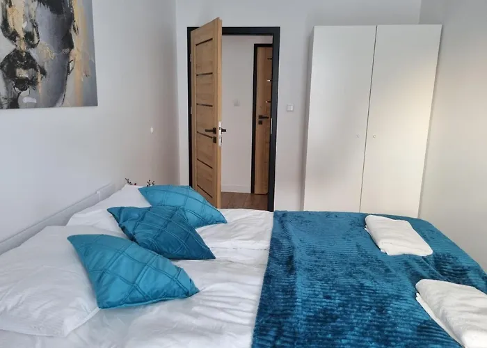 With 2 Bedrooms & Parking By Renters Apartment *