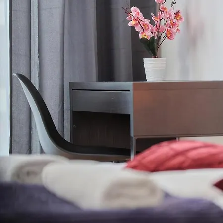 Apartment With 2 Bedrooms & Parking By Renters *