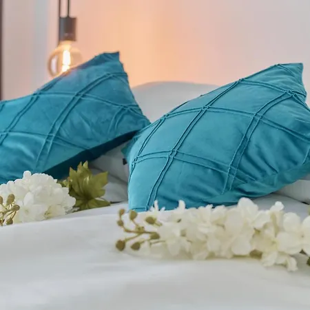 With 2 Bedrooms & Parking By Renters * ורוצלב