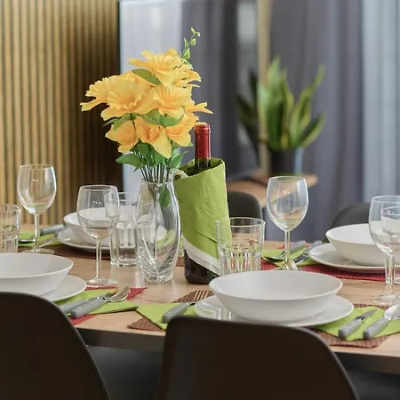 With 2 Bedrooms & Parking By Renters דירה ורוצלב