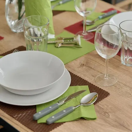 With 2 Bedrooms & Parking By Renters דירה