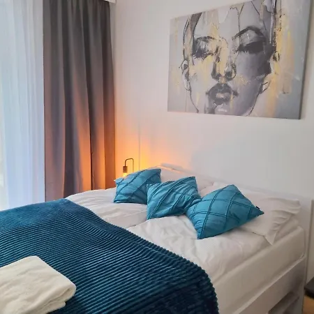 With 2 Bedrooms & Parking By Renters דירה