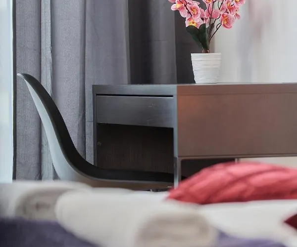 Appartement With 2 Bedrooms & Parking By Renters *