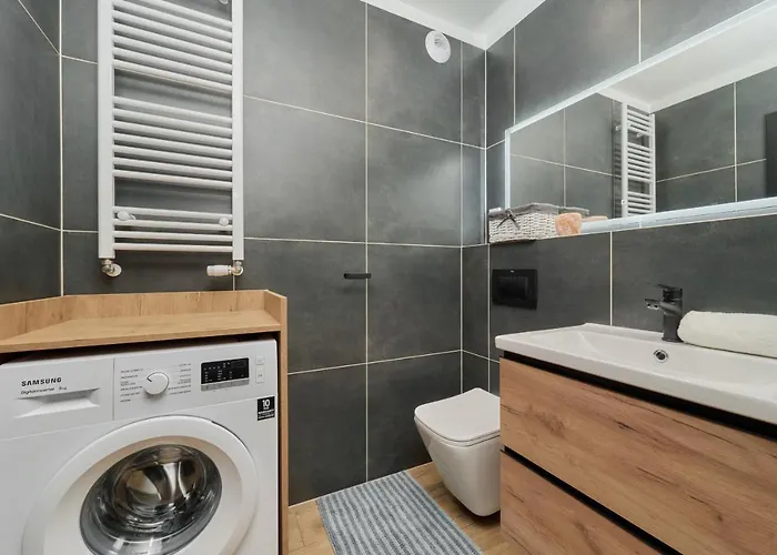 With 2 Bedrooms & Parking By Renters * Wrocław