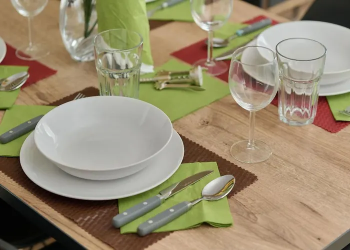 With 2 Bedrooms & Parking By Renters Appartement