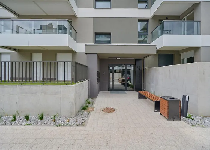 With 2 Bedrooms & Parking By Renters *